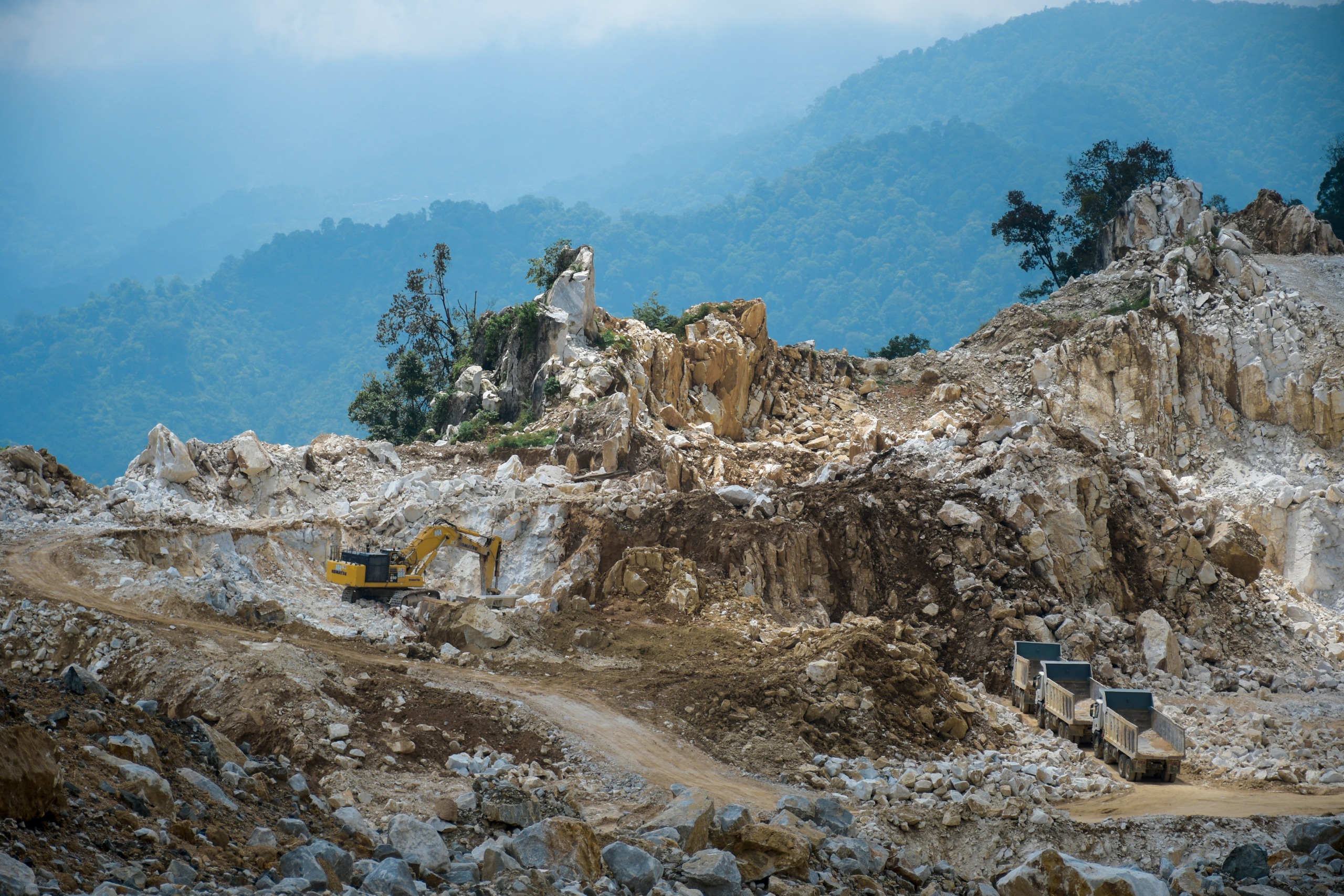 Tambang batu kapur PT Semen Padang di Bukit Karang Putih, Batu Gadang, Padang. Dari sinilah sekitar 80 persen komposisi semen berasal—batu kapur berkualitas tinggi yang menjadi fondasi utama pembentukan klinker dan penentu kekuatan semen.